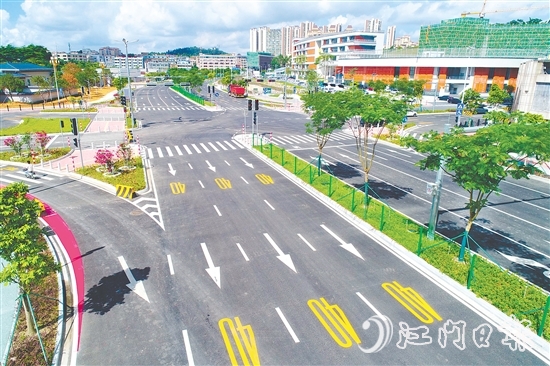 鶴山市大力推動康寧路、朗和路、詠春路、匯源新都道路等多項城市道路建設工程，聚焦解決新開發(fā)建設小區(qū)居民的交通出行，以及局部區(qū)域交通擁堵、路網(wǎng)結(jié)構(gòu)不完善等問題。圖為詠春路。