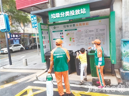 鶴山市大力推進垃圾收集點整改工作，讓生活垃圾分類投放更便捷、規(guī)范。