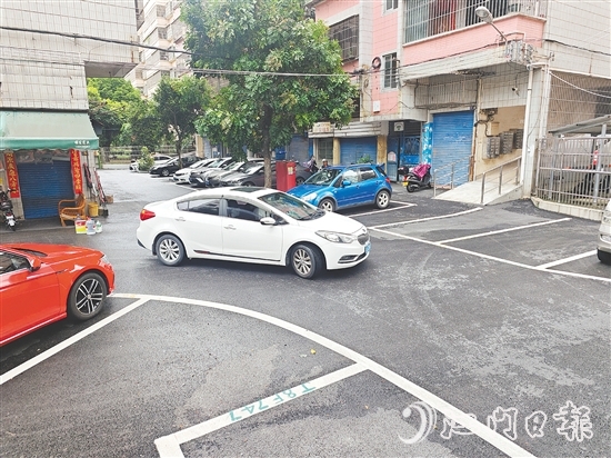 屏苑一區(qū)經(jīng)過升級改造，小區(qū)內(nèi)部道路全部鋪設瀝青，停車位用清晰標線劃分。