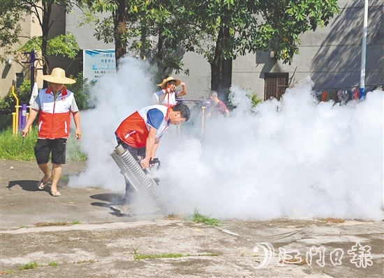 7月25-26日，恩平在全市范圍內(nèi)開(kāi)展防蚊滅蚊愛(ài)國(guó)衛(wèi)生集中行動(dòng)，各級(jí)黨組織和廣大黨員積極響應(yīng)號(hào)召，主動(dòng)下沉一線(xiàn)。