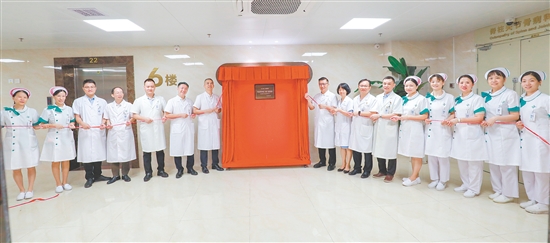 江門市人民醫(yī)院是我市目前唯一入選“首批免陪照護(hù)標(biāo)準(zhǔn)化（病房）醫(yī)院建設(shè)單位”的醫(yī)療機(jī)構(gòu)。