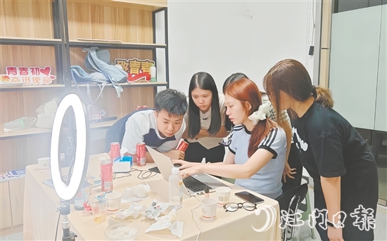 為推廣好開(kāi)平本地農(nóng)產(chǎn)品，“赤貨先鋒隊(duì)”隊(duì)員們編寫(xiě)直播腳本，反復(fù)打磨話(huà)術(shù)，確保直播效果良好。受訪(fǎng)者供圖