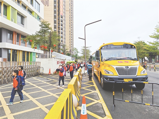 江門一中附屬小學校園定制公交接送學生準時上下學。