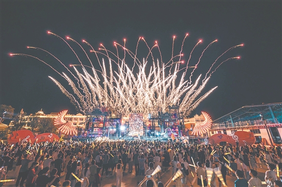 歌手后弦的演唱點(diǎn)燃了赤坎華僑古鎮(zhèn)的熱情，現(xiàn)場(chǎng)氣氛熱烈。