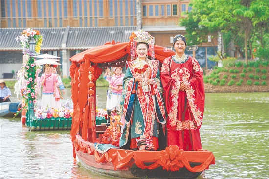 《嶺南水上婚禮》讓游客沉浸式體驗“花船迎親、拜堂成禮”的傳統(tǒng)風俗。