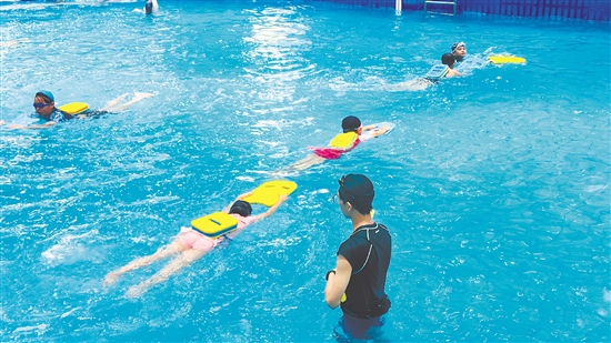 孩子們正在學(xué)習(xí)游泳基本動作。