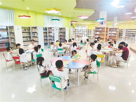 暑假期間，開平市圖書館閱覽室“一座難求”。