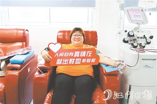 保險從業(yè)人員積極參加獻(xiàn)血。