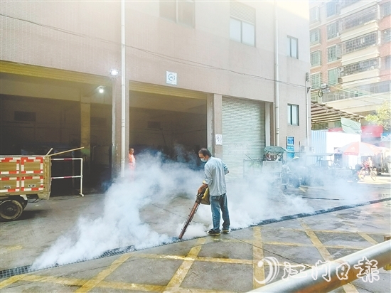 工作人員進行專業(yè)消殺。