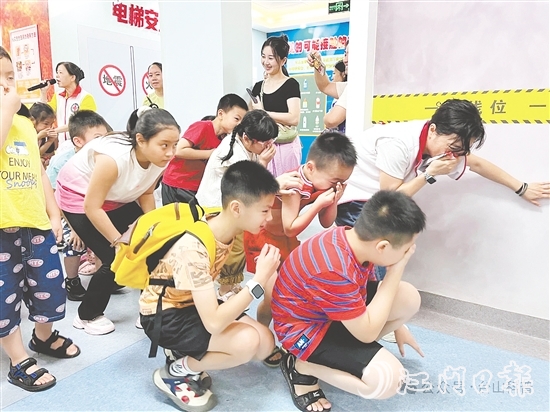 孩子們參加火災(zāi)逃生演練。