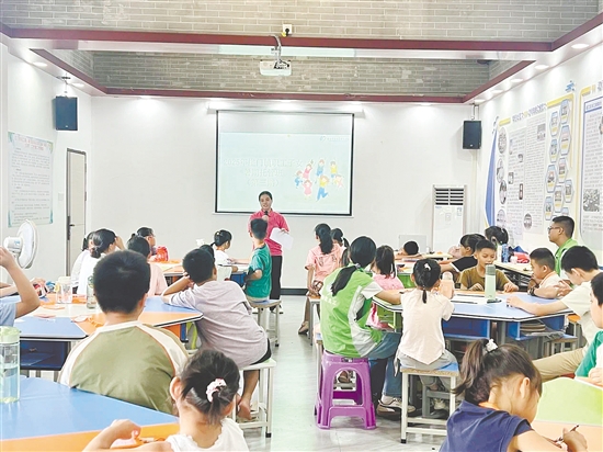 孩子們在夏令營中提高了社交能力，增進了感情。