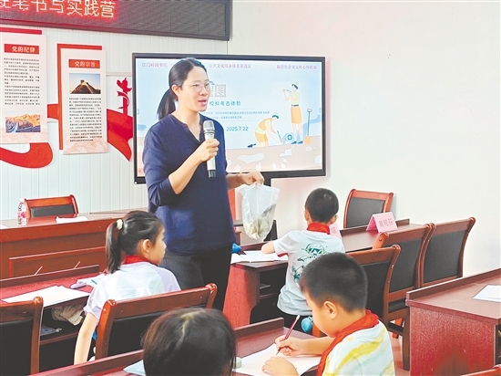 新會區(qū)博物館工作人員為學(xué)生們帶來別開生面的考古繪圖課。