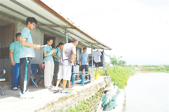 突擊隊(duì)深入青蟹養(yǎng)殖基地，摸清當(dāng)?shù)仞B(yǎng)殖難點(diǎn)痛點(diǎn)。