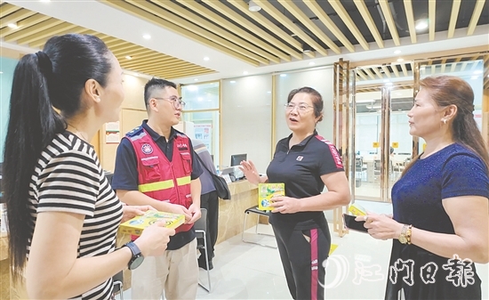 蓬江區(qū)迅速組織協(xié)調(diào)各鎮(zhèn)（街）、村（社區(qū)）力量，把捐贈(zèng)物資投放到全區(qū)防控一線。圖為居民在天福社區(qū)領(lǐng)取防蚊產(chǎn)品。