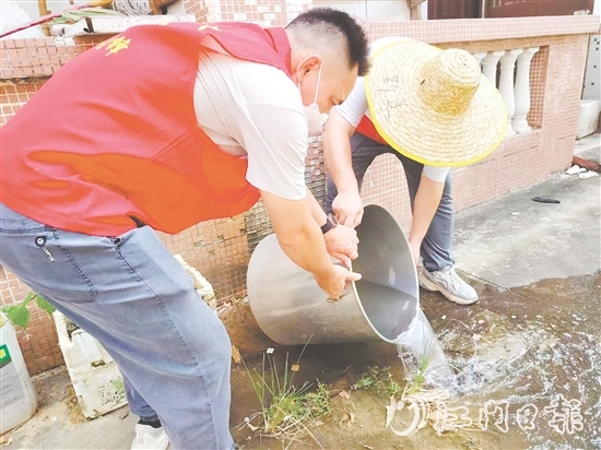 址山鎮(zhèn)黨員干部翻盆倒罐清積水。