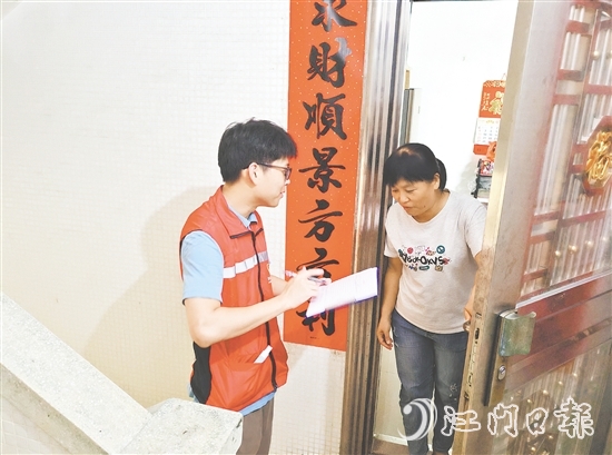 黨員干部上門入戶，耐心向群眾講解蚊媒傳染病預(yù)防知識。