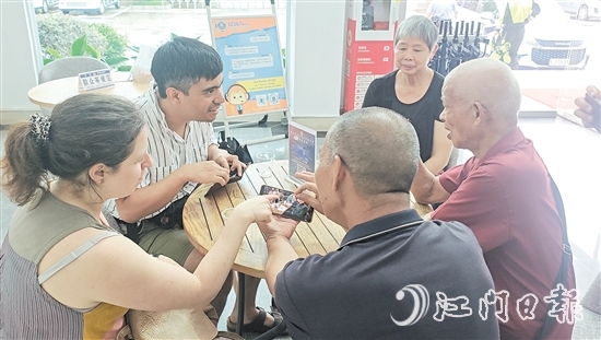 徐慶賢（左二）與親人分享生活趣事。