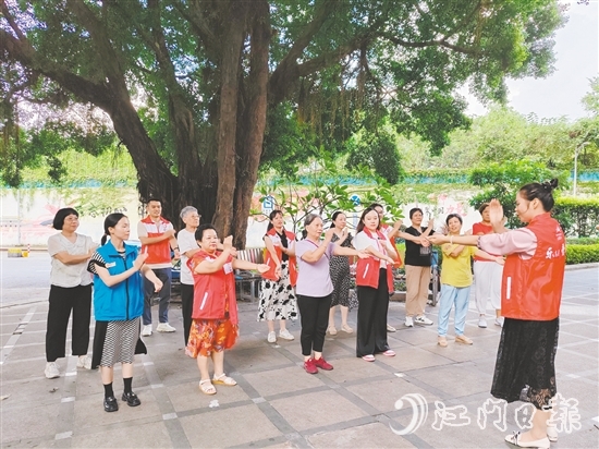 “萬家增健”志愿服務項目志愿者帶領社區(qū)居民“拍八虛”。