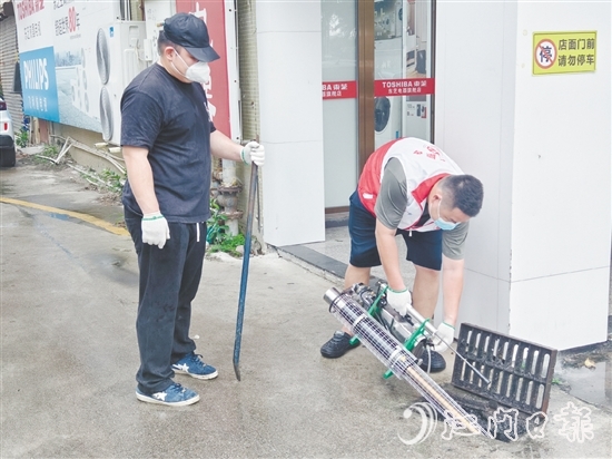 8月2日下午，恩城街道黨員志愿服務(wù)隊開展消殺行動。