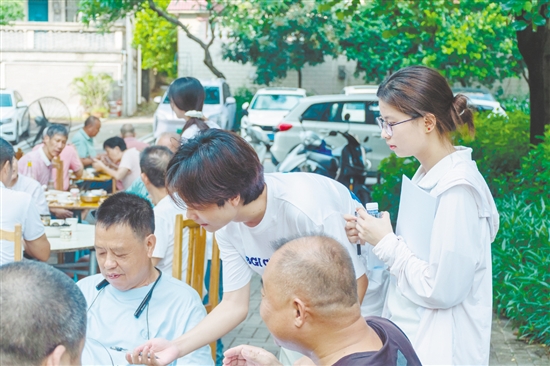 學(xué)生深入一線與群眾溝通。