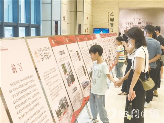 市民參觀展覽，從英雄事跡中汲取愛國愛鄉(xiāng)的精神力量。