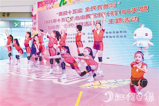 少兒舞蹈《排球小將》以靈動(dòng)舞姿展現(xiàn)青少年對(duì)排球的熱愛。