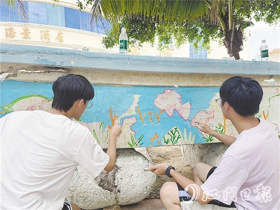 經(jīng)過大學(xué)生的精心設(shè)計(jì)和巧妙繪制，廢棄漁船重新煥發(fā)出生命力。