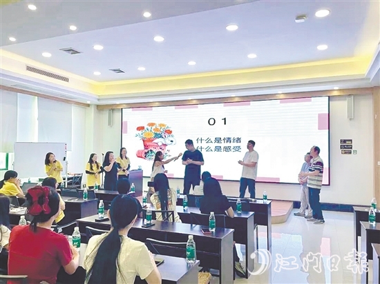 活動(dòng)中，職工通過(guò)游戲掌握心理調(diào)節(jié)方法。