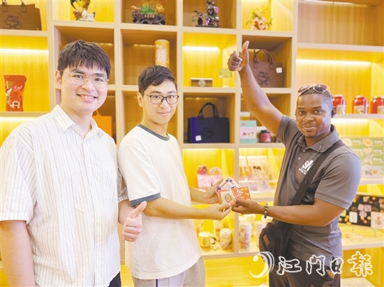 外國游客點贊臺山特色文創(chuàng)產(chǎn)品。