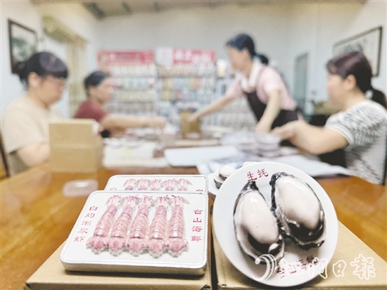 海鮮與美食主題文創(chuàng)新品將臺山蠔的飽滿、瀨尿蝦的靈動濃縮于方寸之間。