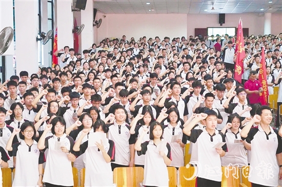 全體高三學(xué)子進(jìn)行宣誓。