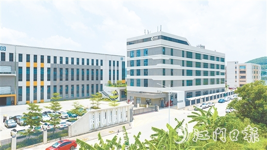 以灰、白為主色調(diào)的廠房上點(diǎn)綴著亮眼的橙色，寶德利工廠的建筑風(fēng)格簡約且獨(dú)特。