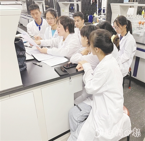 李葉青正在指導(dǎo)學(xué)生。