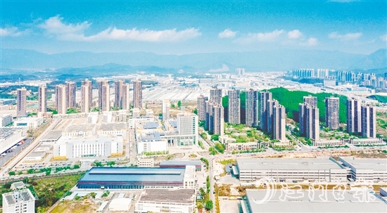 鶴山以產(chǎn)業(yè)發(fā)展為核心，持續(xù)壯大縣域經(jīng)濟(jì)。圖為鶴山工業(yè)城（共和鎮(zhèn)）俯瞰圖。