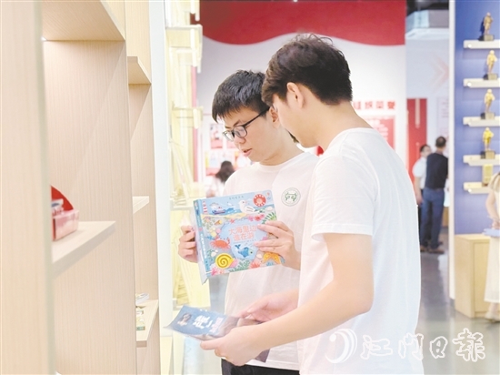 湖北大學(xué)師生走進(jìn)鶴山龍頭企業(yè)，了解鶴山產(chǎn)業(yè)發(fā)展情況。