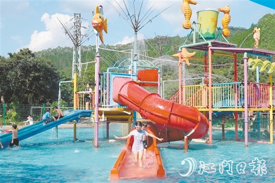 在彩虹山莊水上樂園，家長帶著孩子游玩。