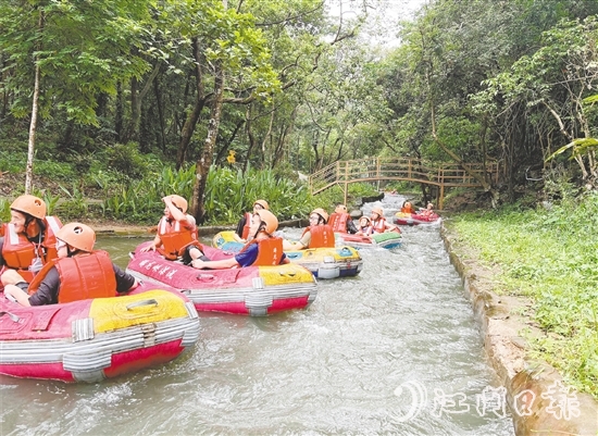 暑假期間，鶴山水上樂園和漂流等親水景區(qū)人氣大增，游客絡(luò)繹不絕。