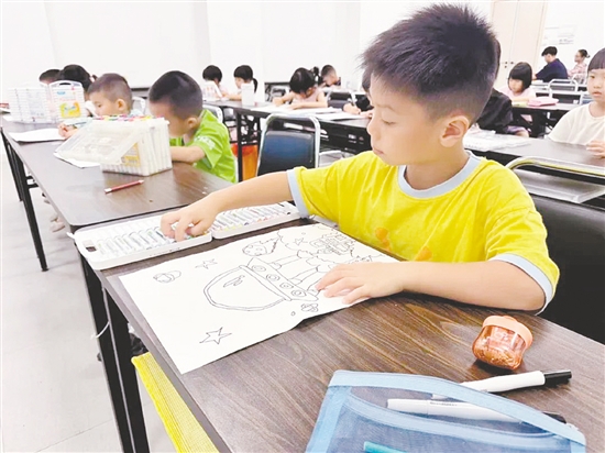 孩子們在畫紙上描繪自己心中“20年后的生活”。