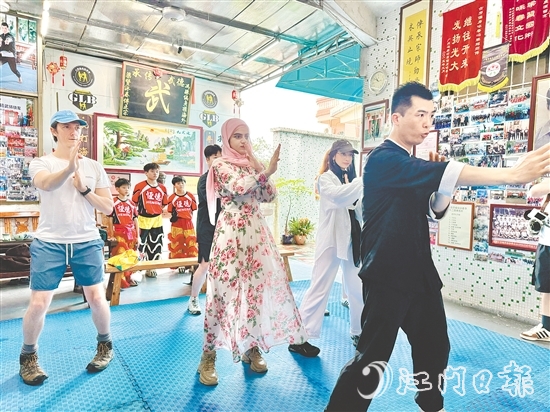 外國青年博主認真學習各種招式，體驗詠春拳的魅力。梁詩雅