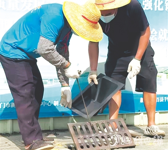 工人把“四防”裝置固定在下水口。