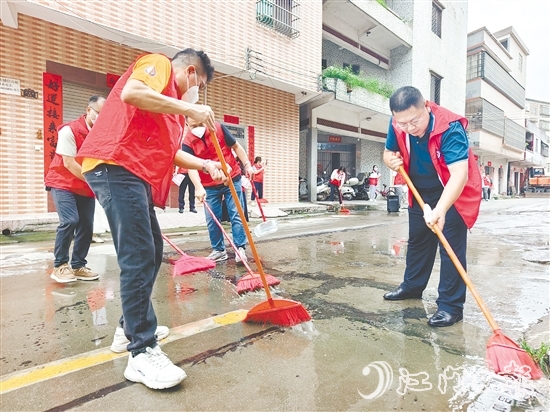 恩平市委統(tǒng)戰(zhàn)部、市新階聯(lián)聯(lián)合牛江鎮(zhèn)在圩鎮(zhèn)開展愛國衛(wèi)生行動。