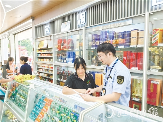 專賣(mài)稽查人員開(kāi)展入戶普法宣傳。