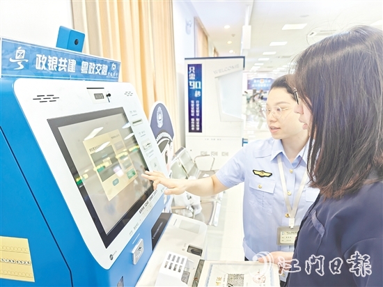 恩平煙草在自助終端安排人員駐點，提供“一對一”幫辦服務(wù)。