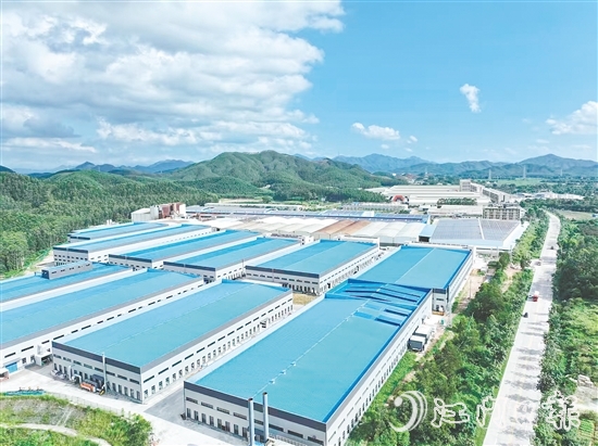 走進(jìn)金雞鎮(zhèn)工業(yè)園北部片區(qū)，曾經(jīng)荒置的土地被鋼結(jié)構(gòu)廠房取代，不少生產(chǎn)車(chē)間內(nèi)機(jī)器轟鳴，呈現(xiàn)一派繁忙景象。