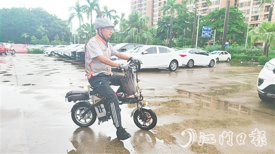 從跑長途運輸?shù)阶龃{司機(jī)，許凱最珍惜的是“能顧家”。