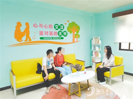 專家正在與親子家庭面對面溝通，了解親子關(guān)系實(shí)際情況。