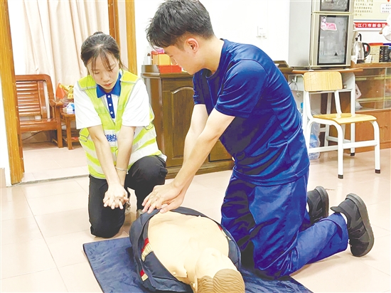 消防員參與心肺復(fù)蘇實(shí)訓(xùn)。