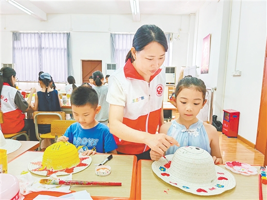 在月山鎮(zhèn)新時代文明實踐所，孩子們在志愿者的悉心指導下，將普通的日常用品變?yōu)樗囆g(shù)作品。