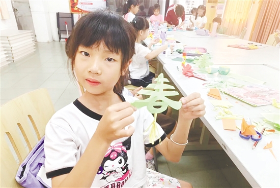 課堂上，孩子們學會剪“春”字。