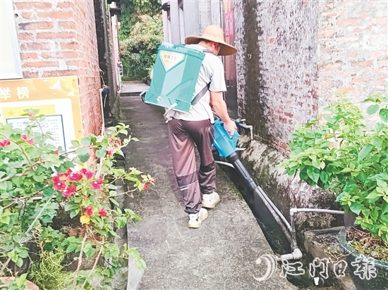 三江鎮(zhèn)應(yīng)急消殺隊(duì)對(duì)蚊蟲(chóng)易孳生場(chǎng)所進(jìn)行全面消殺。
